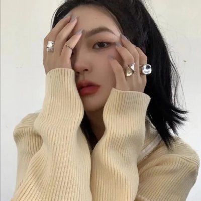坐在酒吧里吃蛋糕